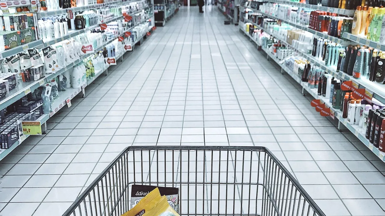 Market koridorunda alışveriş
