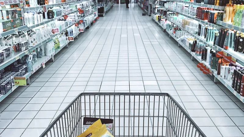 Market koridorunda alışveriş